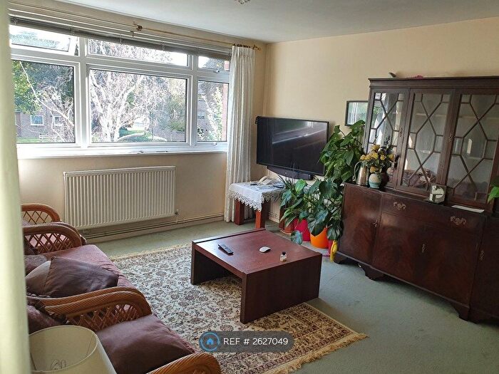 2 Bedroom Flat To Rent In Christchurch Park, Sutton, SM2
