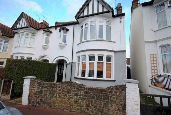 2 Bedroom Flat To Rent In Dawlish Drive, Leigh-On-Sea, Essex, SS9