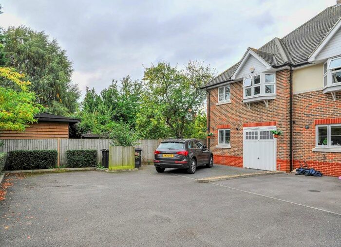 3 Bedroom Semi-Detached House To Rent In Stable Close, Kingston, KT2