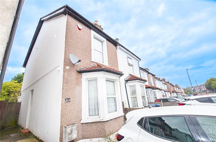 3 Bedroom Semi-Detached House To Rent In Whitehorse Lane, London, SE25