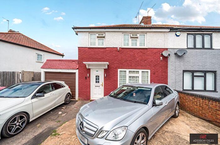 3 Bedroom Semi-Detached House For Sale In Beresford Avenue, Slough, SL2