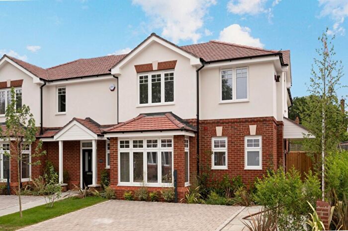 3 Bedroom Semi Detached House For Sale In Beverley Close, Weybridge, KT13