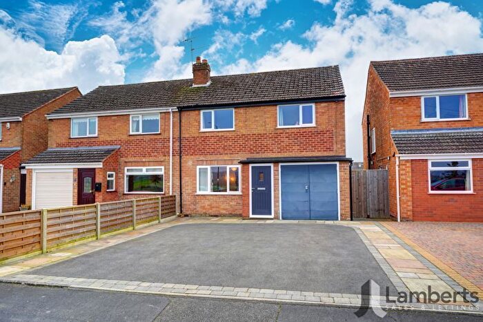 3 Bedroom Semi-Detached House For Sale In Park Avenue, Studley, B80