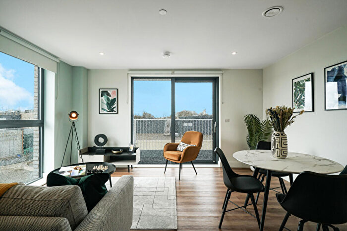 2 Bedroom Apartment To Rent In Lofting House, SL6