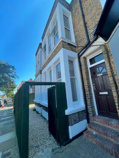 1 Bedroom Flat To Rent In Electric Avenue, Westcliff-On-Sea, SS0
