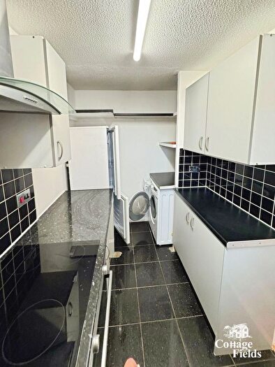 1 Bedroom Flat For Sale In Linwood Crescent, Enfield, EN1