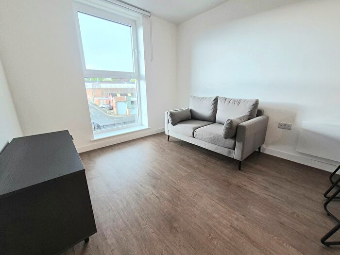 1 Bedroom Flat To Rent In Cow Green, Halifax, HX1