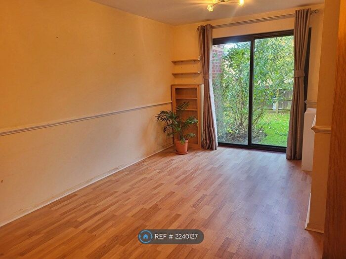 2 Bedroom Maisonette To Rent In Medesenge Way, London, N13