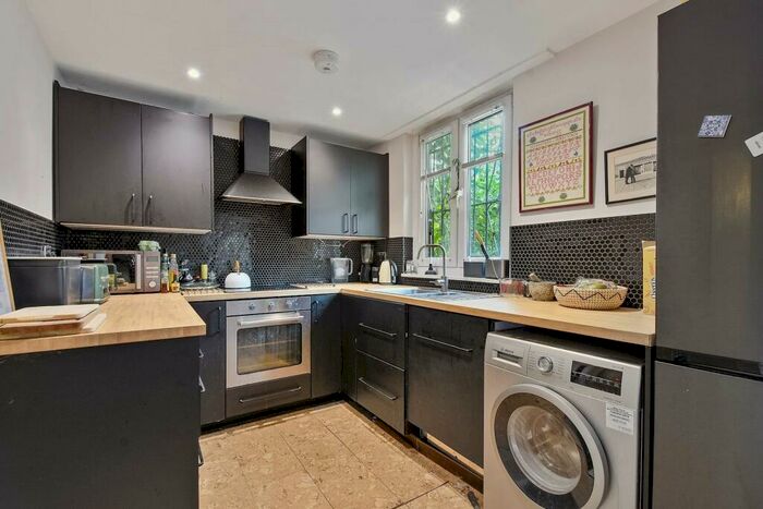2 Bedroom Maisonette To Rent In Mowatt Close, Upper Holloway, N19