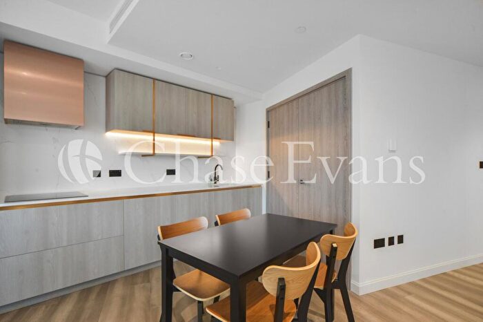 2 Bedroom Flat To Rent In Aspen At Consort Place, Marsh Wall, Canary Wharf, London, E22