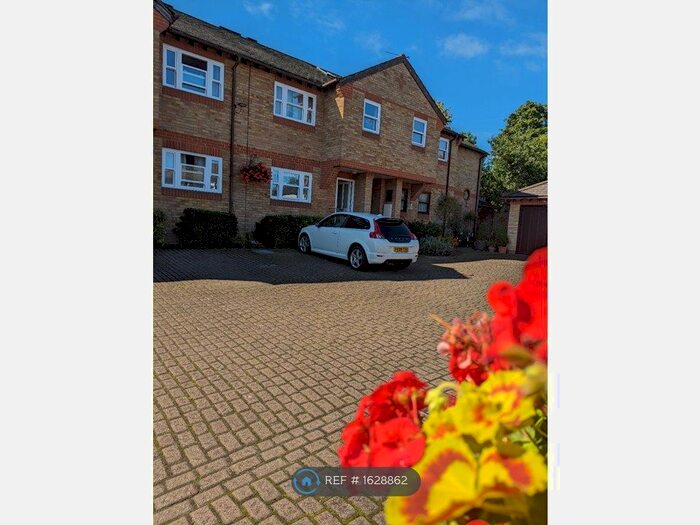 2 Bedroom Flat To Rent In Chiltern Court Mews, Windsor, SL4