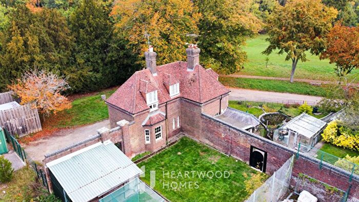 3 Bedroom Detached House For Sale In Gardeners Cottage, Batchwood Hall, St. Albans, AL3