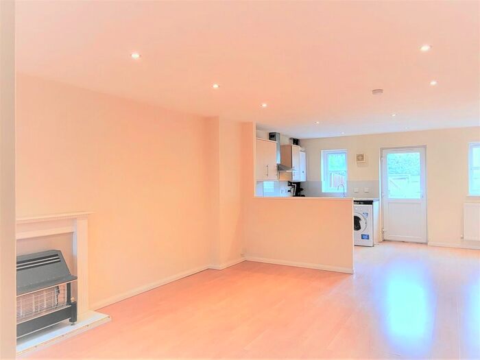 3 Bedroom Semi-Detached House To Rent In Kings Close, Watford, WD18