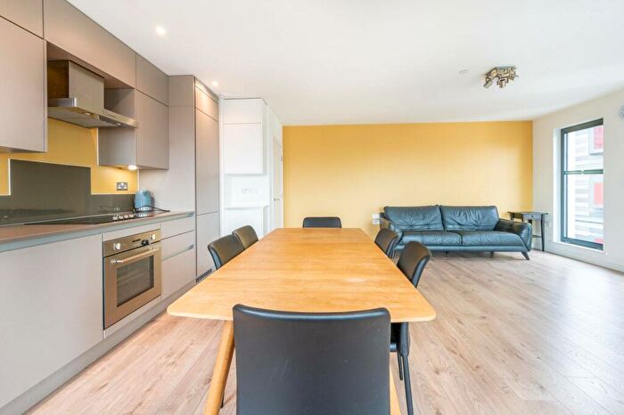 3 Bedroom Flat To Rent In Legacy Tower, Stratford, London, E15