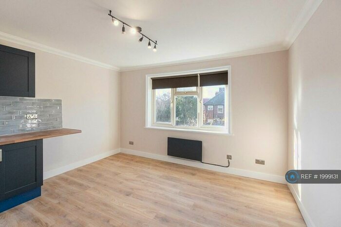 Studio To Rent In Hendon Way, London, NW2