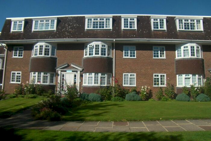 2 Bedroom Flat To Rent In Buckingham Close, Hornchurch, RM11
