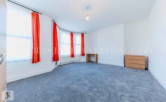 5 Bedroom Semi-Detached House To Rent In Avenue Road, Southgate, London, N14