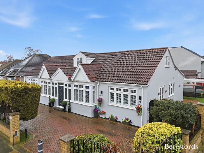 4 Bedroom Bungalow For Sale In Orchard Avenue, Rainham, RM13