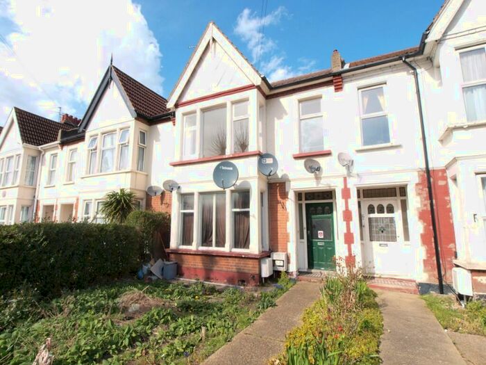 3 Bedroom Flat To Rent In Finchley Road, Westcliff-On-Sea, SS0