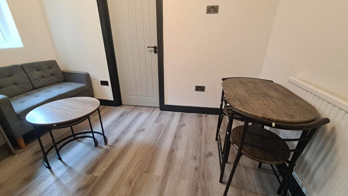 1 Bedroom Flat To Rent In Abingdon Road **Available In April **, OX1