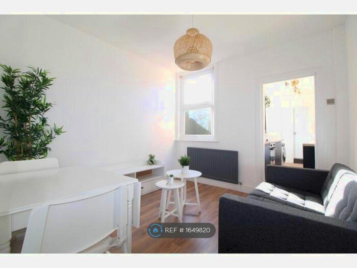 3 Bedroom Terraced House To Rent In London, London, LU1