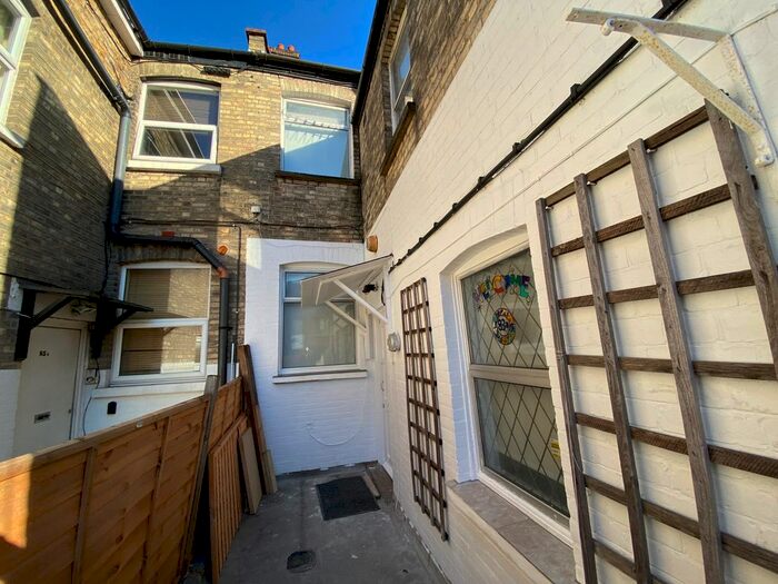 3 Bedroom Flat To Rent In Accommodation Road, Golders Green NW11