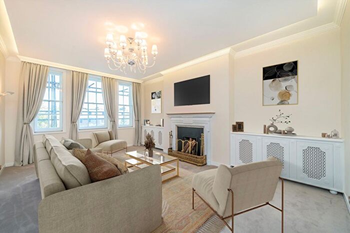 4 Bedroom Flat To Rent In Warwick Gardens, Kensington, W14
