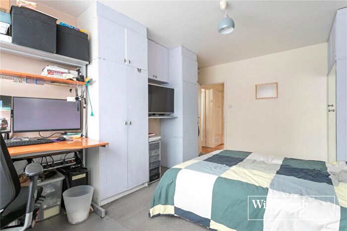 2 Bedroom Apartment For Sale In Temple Close, Finchley, London, N3
