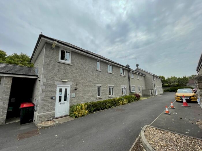 2 Bedroom Flat To Rent In Strode Road, Street, BA16