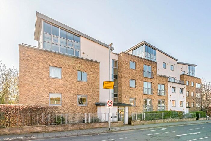 2 Bedroom Flat For Sale In Lamberts Road, Surbiton, KT5