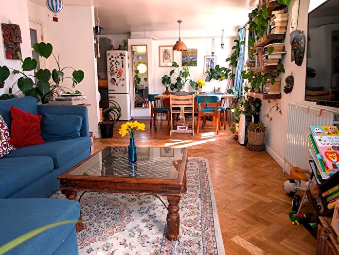 2 Bedroom Flat For Sale In Eastway, Hackney Wick, London, E9