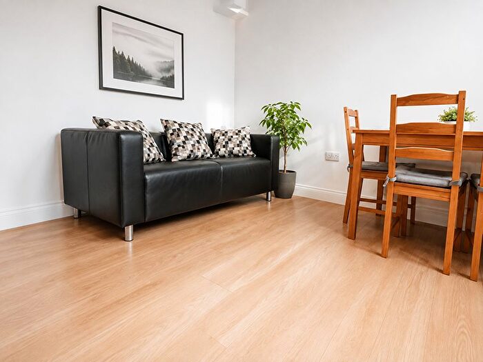 1 Bedroom Flat To Rent In North Circular Road, London, N13