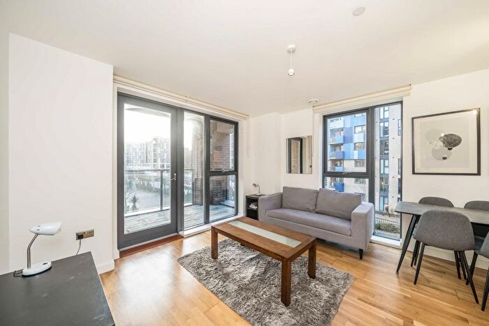 2 Bedroom Flat To Rent In Larkwood Avenue, Greenwich, SE10