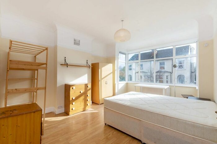 3 Bedroom Flat To Rent In Cavendish Road, Colliers Wood, London, SW19