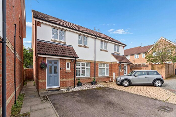 3 Bedroom Semi-Detached House For Sale In Hawkins Close, Wickford, Essex, SS11