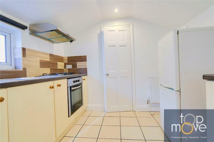 Apartment To Rent In Cherry Orchard Road, Croydon, Greater London, CR0