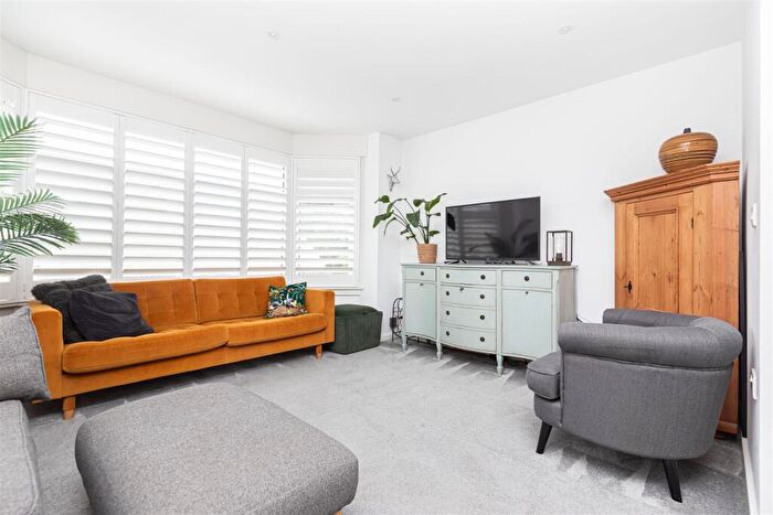 3 Bedroom Flat For Sale In Stunning St Floor Apartment In Richmond Park Avenue, BH8