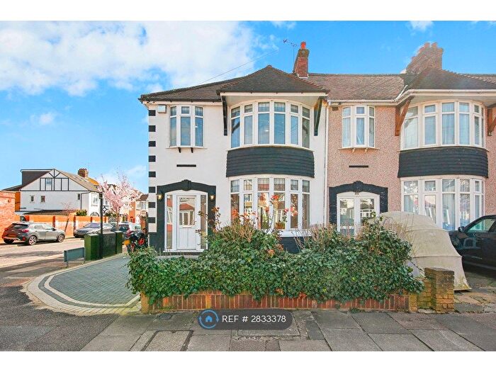 3 Bedroom Semi Detached House To Rent In Stradbroke Grove, Ilford, IG5