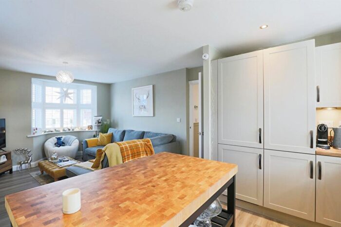 2 Bedroom Apartment For Sale In White Lias Way, Upper Lighthorne, Leamington Spa, CV33