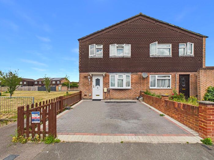 3 Bedroom End Of Terrace House For Sale In Sandleford Close, Reading, RG2