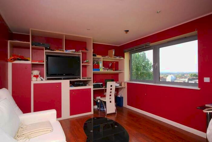 2 Bedroom Flat To Rent In Streatham High Road, Streatham, SW16