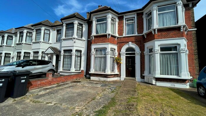 1 Bedroom Flat To Rent In Kingswood Road, Seven Kings, Ilford, Essex, IG3