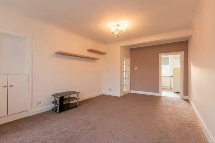 3 Bedroom Flat To Rent In Ferry Road Avenue, Edinburgh EH4