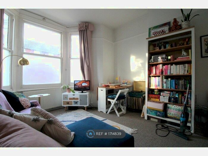 1 Bedroom Flat To Rent In Allfarthing Lane, London, SW18