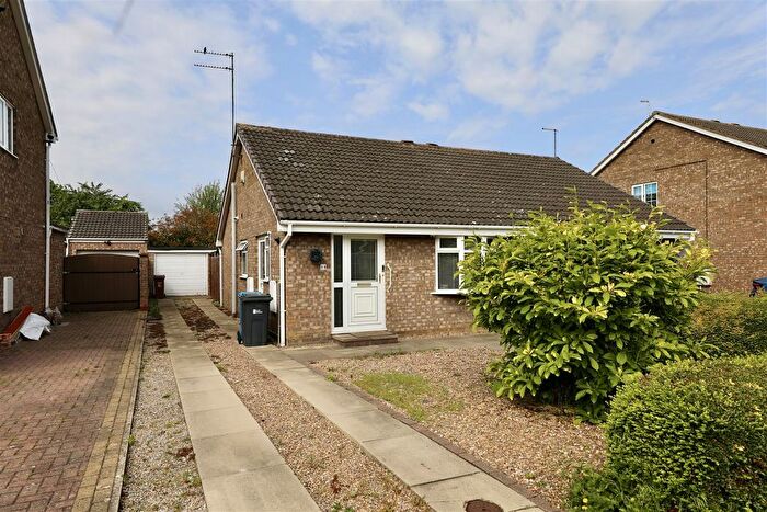 2 Bedroom Semi-Detached Bungalow For Sale In Welwyn Park Drive, Hull, HU6