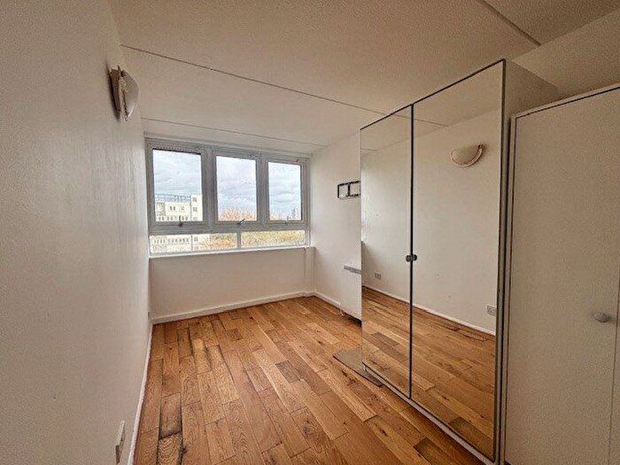 2 Bedroom Flat To Rent In Francis Chichester Way, Clapham, SW11