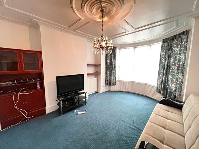 1 Bedroom Flat To Rent In Riverway, London, N13