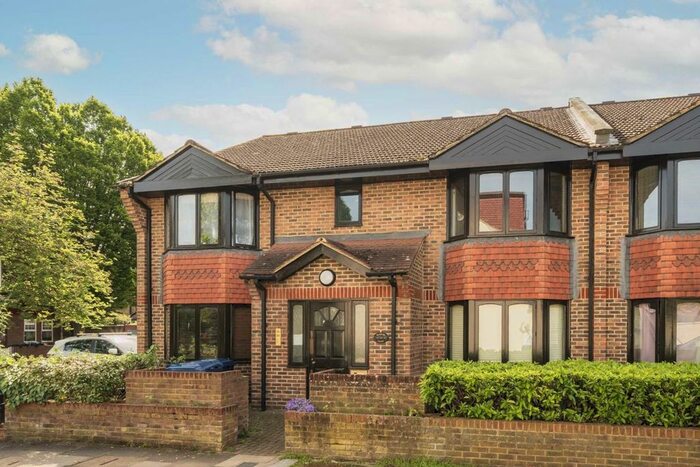 2 Bedroom Flat To Rent In Woodstock Avenue, London, W13