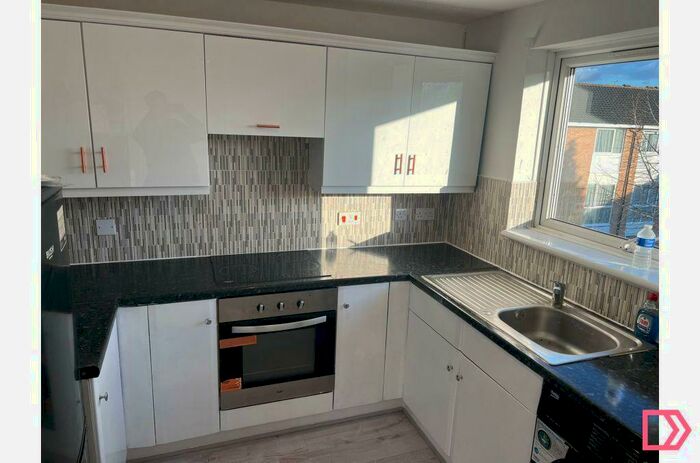 2 Bedroom Flat To Rent In Trotwood, Epping Forest, Essex, IG7