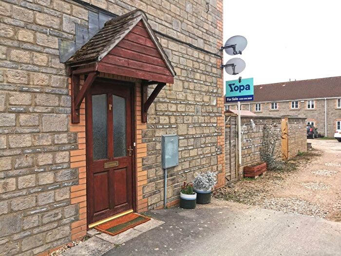 2 Bedroom Flat For Sale In Poplar Fields, Warmley, Bristol, BS30